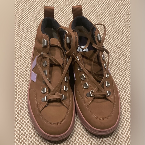 VEJA Gender Inclusive Roraima High Top Sneaker NWOT - Picture 3 of 14